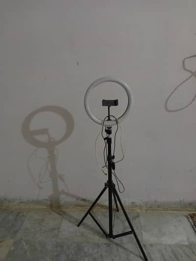 I want to sell my ring light because I urgently need money.