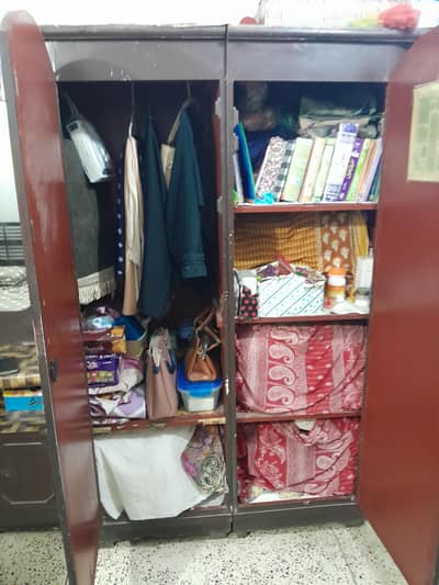 Almirah in used Conditions urgent Sale
