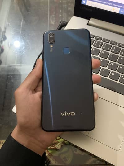 VIVO Y11 with box and accessories