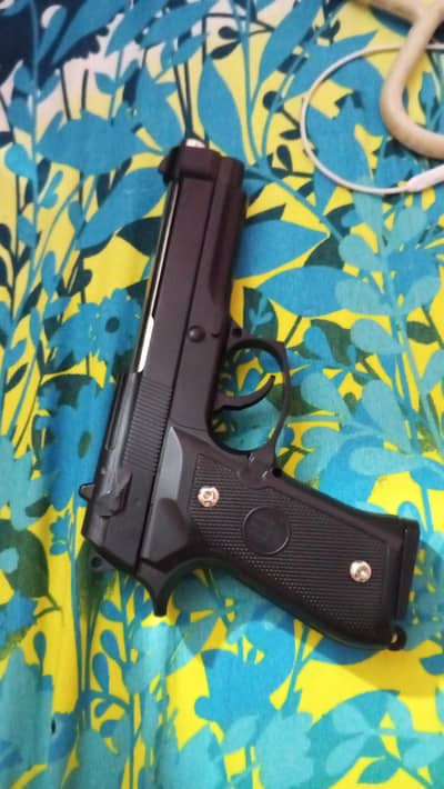 Bhai gun fully metal ha Lekin kharab ha chaara wali ha ya bas show ka