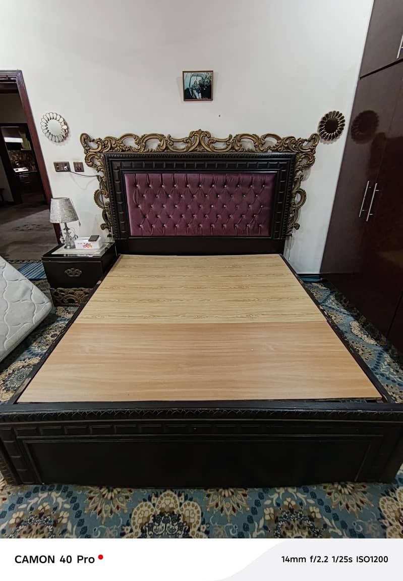 Bed, side table & Dresseing 0