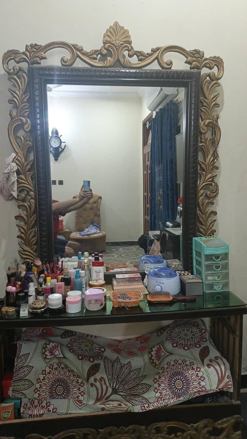 Bed, side table & Dresseing 5