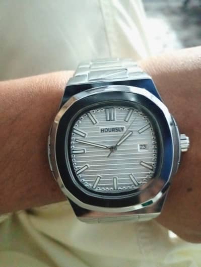 Hoursly in stainless steel with water resistant in butterfly lock