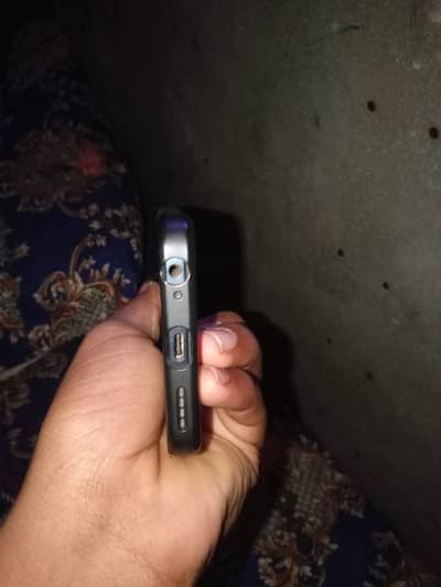 Boite acha mobile ha paso ke zurrat ha ise lyia sale kre rha ho