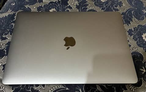 MACBOOK PRO 2017 13”—8 GB RAM 256 GB SSD — 270 CHARGING CYCLES ;10/10