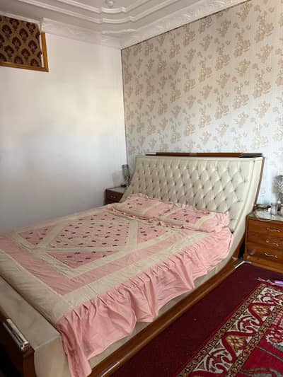 Suzanne Bed & two Side table