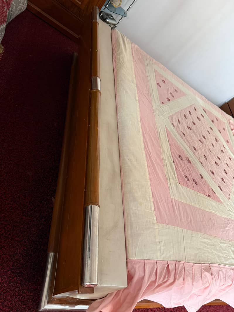 Suzanne Bed & two Side table 2