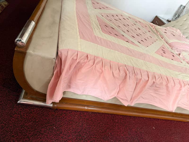 Suzanne Bed & two Side table 3