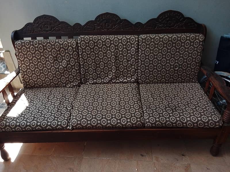 old. sofa set 0