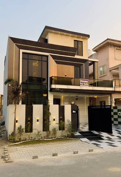 10 Marla Luxurious House For Sale In Central Park Housing Scheme Lahore.