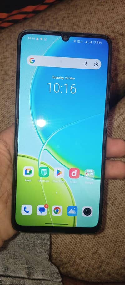 Y04 box sath ni ha charger ki cable ha