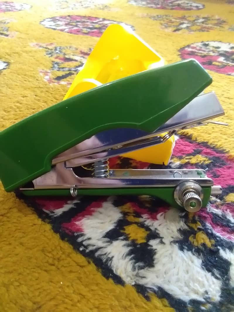 Mini Sewing machine 1