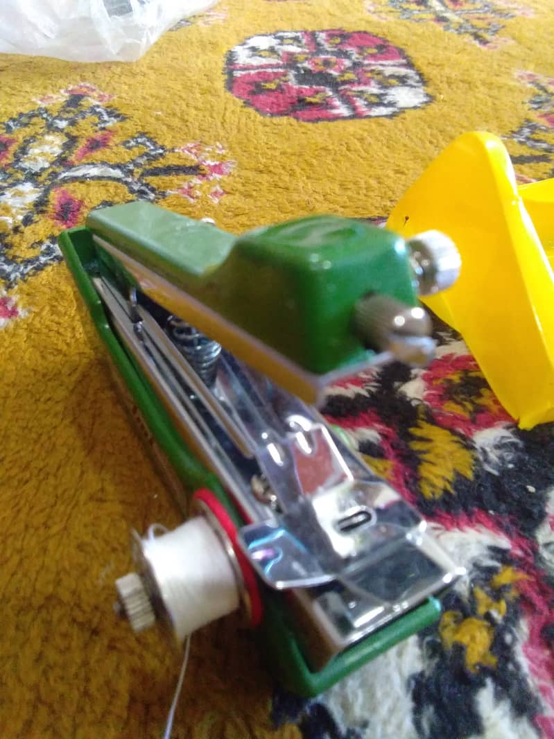 Mini Sewing machine 4