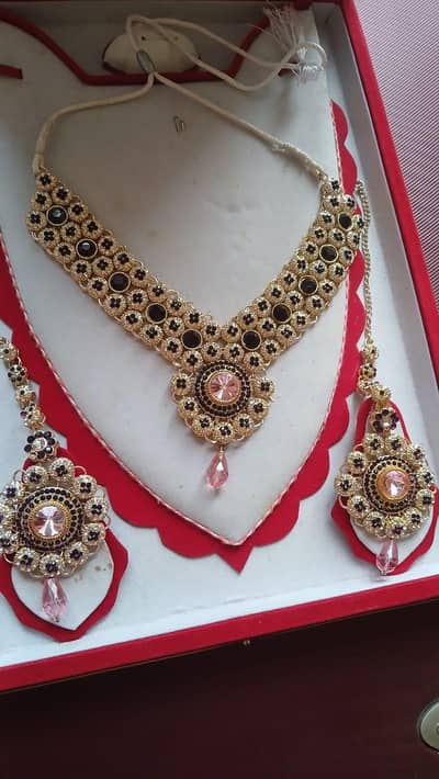 Elegant Artificial Bridal Jewelry Set – Gold, Black & Pink
