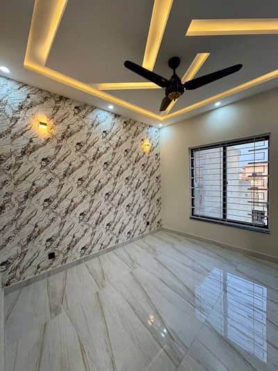 10 MARLA UPPER PORTION AVAILABLE FOR RENT