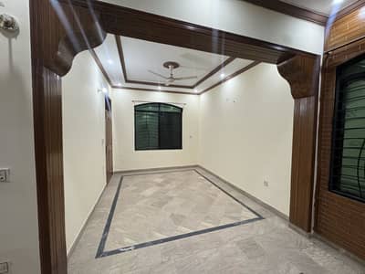 NEAT N CLEAN HOUSE AT PRIME LOCATION CORNER HOUSE