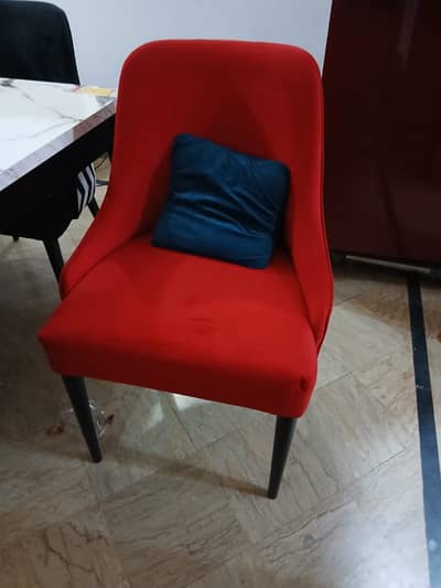 8 dining chairs for sale each chair is of 6000