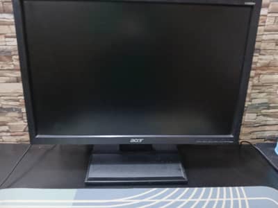 18"inch ACER LCD MONITOR 65 hz WITH MINOR ISSUE