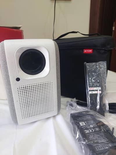 ETOE E2 PRO full HD 1080 portable android TV projector. came from UK