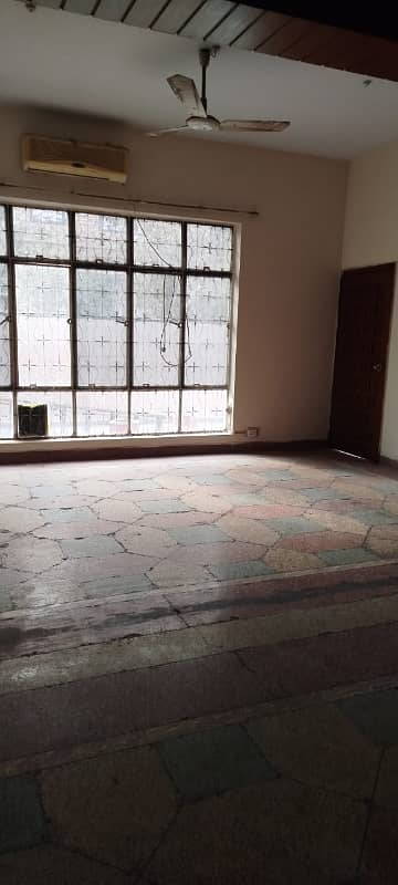 7.5 Marla Commercial Road Building For Sale