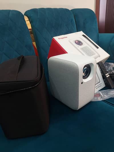 ETOE E2 PRO full HD 1080 portable android TV projector. came from UK