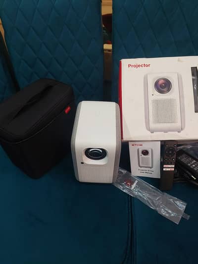 ETOE E2 PRO full HD 1080 portable android TV projector. came from UK