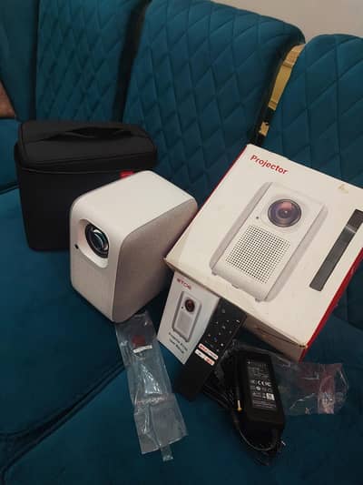 ETOE E2 PRO full HD 1080 portable android TV projector. came from UK