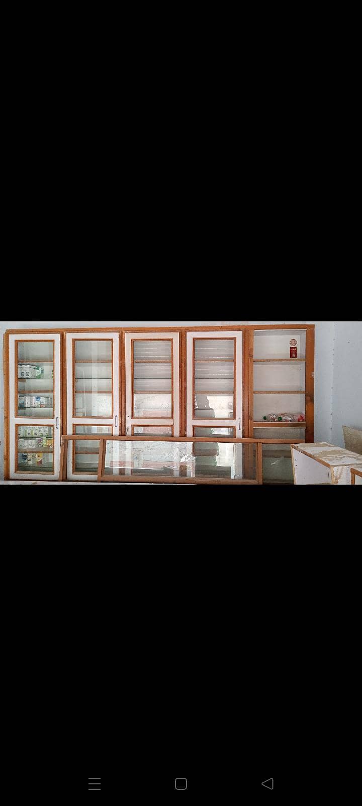 میڈیکل سٹور کا  تمام فرنیچر 12