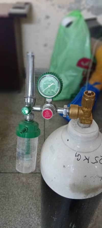 Oxygen Cylinder with Manual Regulator 25Kg