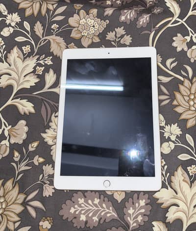 Apple ipad 5 Gen 32gb.    10/10