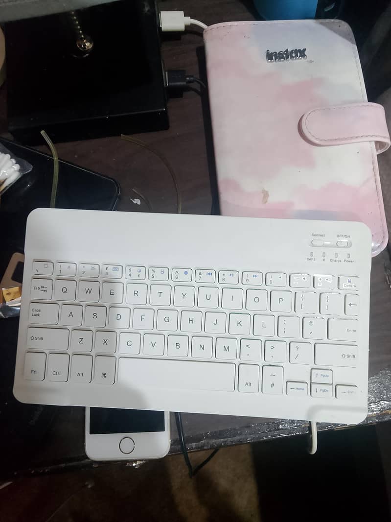wireless Bluetooth keyboard 0