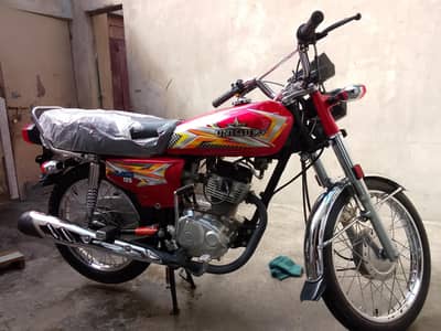 unique uD125 680 kilometer Chali hai ful okay Karachi number hai