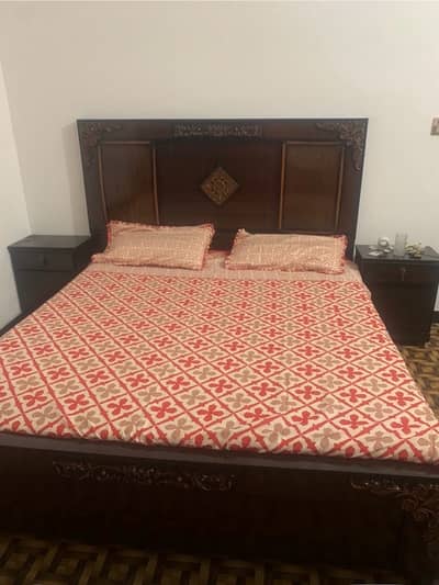 queen bed 2 side table