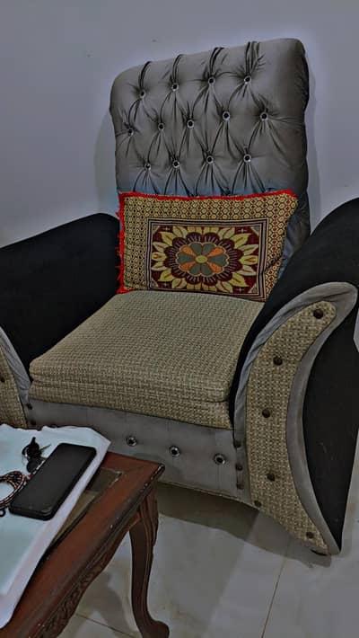 urgent sale 7 seater sofa set only serious buyers contact ma