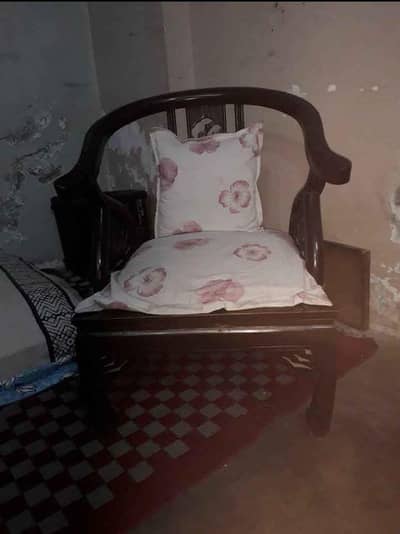 total 3en sofa hain 2 chotay 1 Bara sofas for sale karna hai g