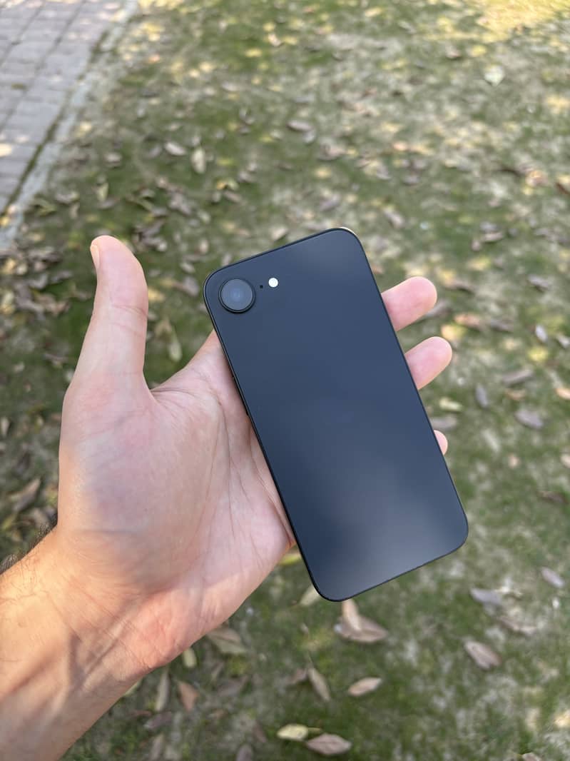 Iphone 16e ( Mint Condition ) 5