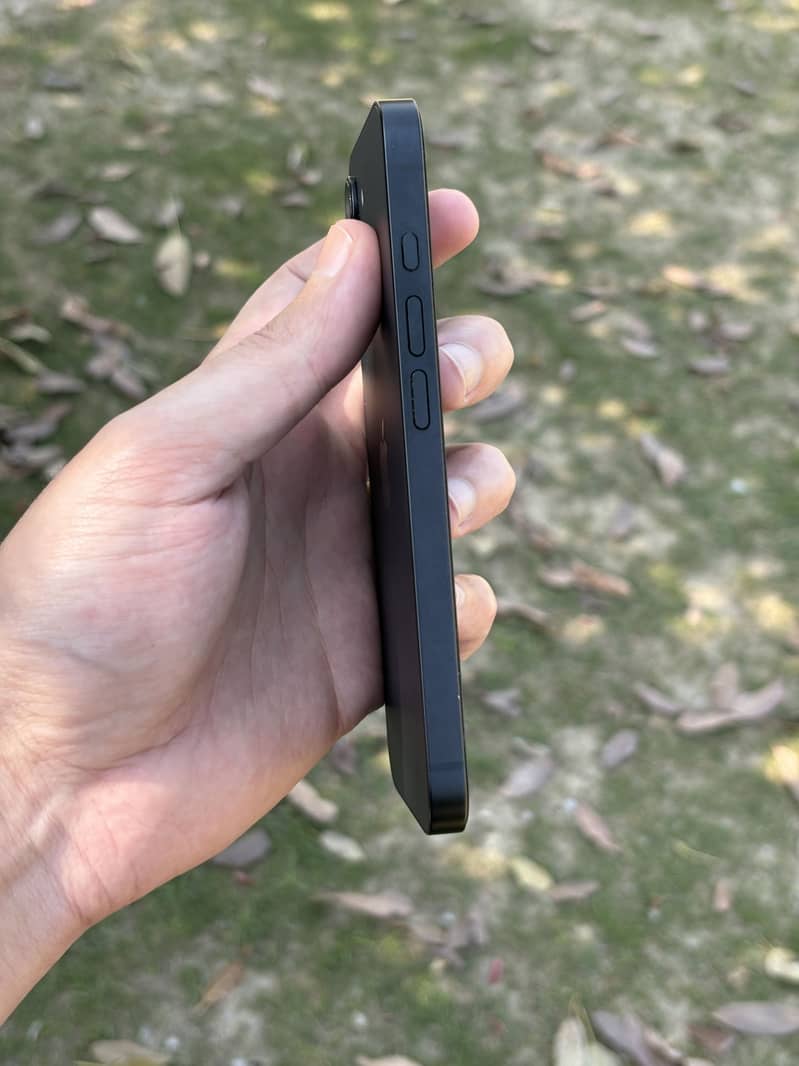 Iphone 16e ( Mint Condition ) 3