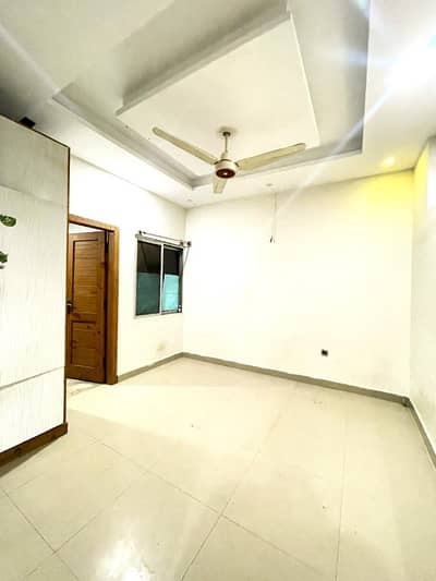 Three bedrooms unfurnished flat available for rent in E11 4