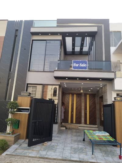 10 Marla Like New House For Sale Investor Rate In Bahria Town Lahore