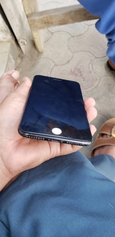 iphone 7 plus.   64GB.  Non