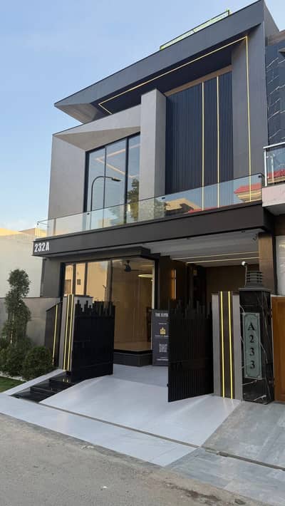 5 MARLA LUXURIOUS HOUSE FOR SALE AT BAHRIA TOWN HOTEST LOCATION