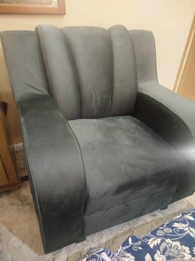 Fresh condition ma hai Sofa  with taable