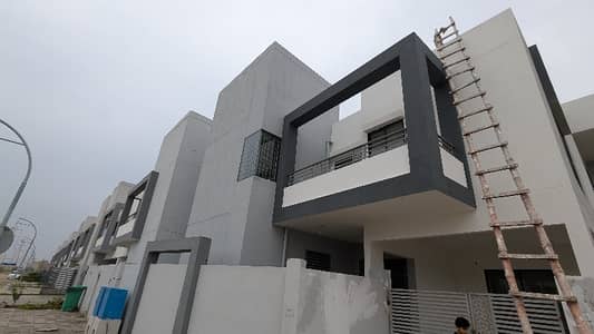 340 Sq Yards Main road Villa For Rent