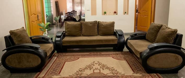 Elegant 6-Seater Sofa Set - Stylish Design - Moder design- urgent sale