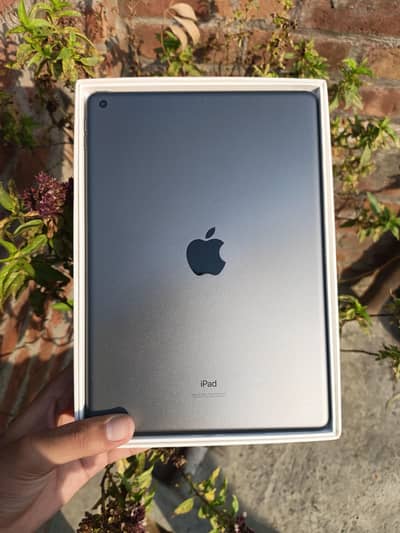 iPad 9th Gen 64GB With Original Box Charger & Cover No Open Repair