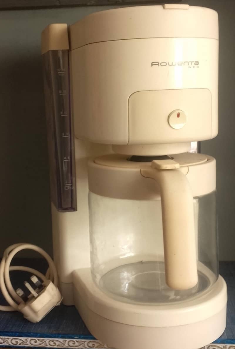 بہترین صاف ستھری کنڈیشن میں امپورٹڈ کافی میکر 0