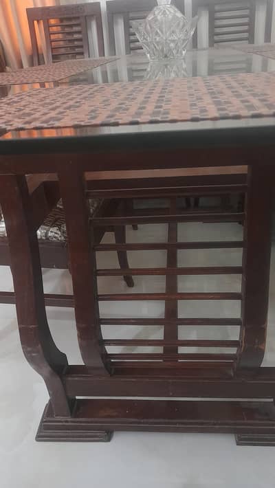A beautiful dinning tables and chairs  for sale
