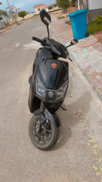Electric scooter for sale,in warranty,crown