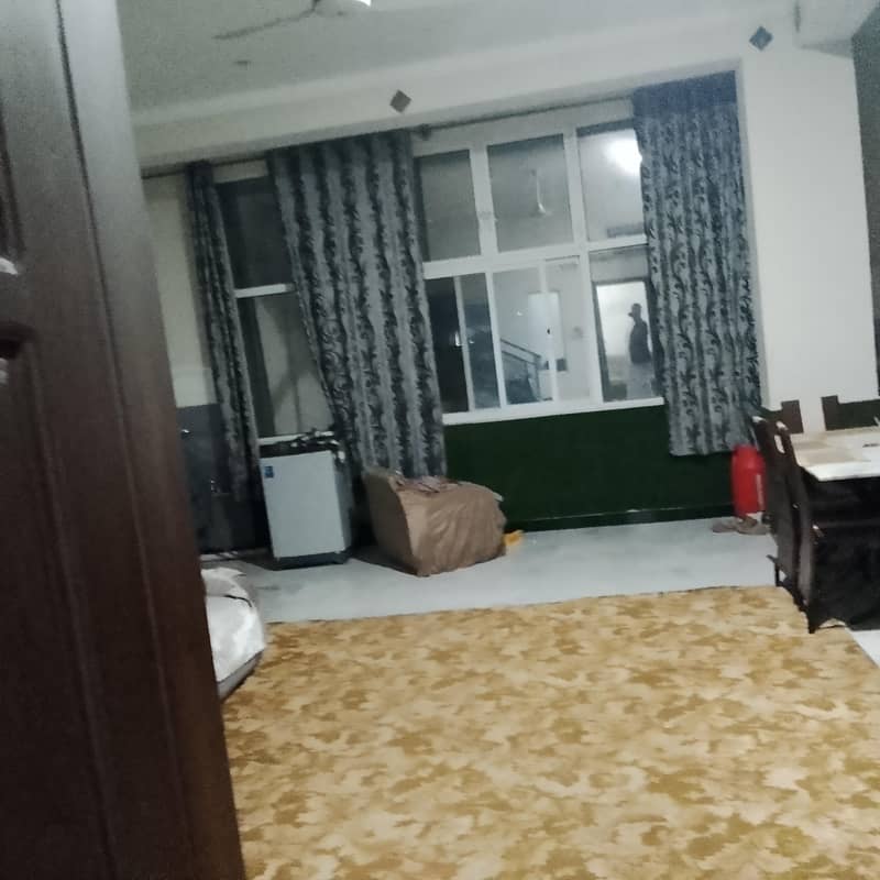 کارنر اٹھ مرلہ خوبصورت ڈبل سٹوری برائے فروخت 1