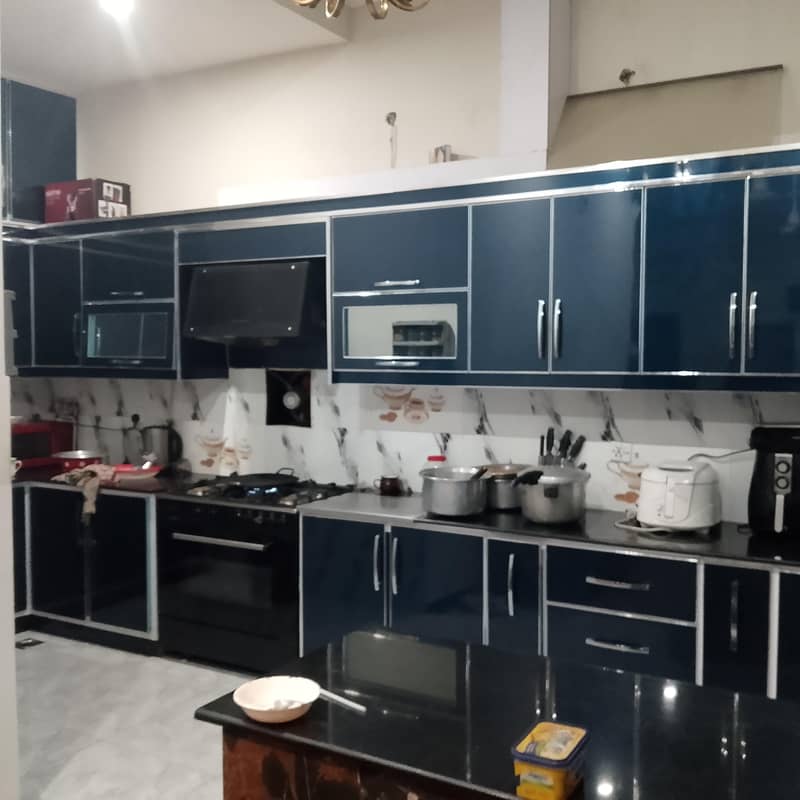 کارنر اٹھ مرلہ خوبصورت ڈبل سٹوری برائے فروخت 2